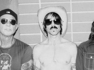 AUDIO: Red Hot Chili Peppers skládají v písni 