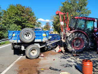 Ve Starém Městě na Bruntálsku hasiči zasahovali u nehody traktoru a osobního vozidla, pro seniorku přiletěl vrtulník