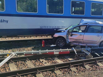 Ve Velešíně se střetl osobní automobil s vlakem, řidič zemřel na místě