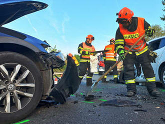 V Bučovicích zasahovaly dvě jednotky u nehody dvou osobních vozidel, hasiči museli vyprošťovat