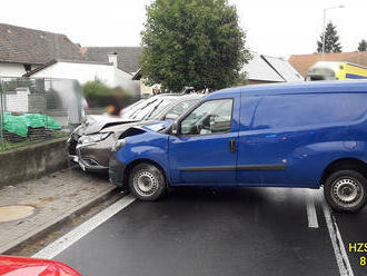 V obci Dehtín došlo k dopravní nehodě čtyř osobních a jednoho nákladního vozidla. Dvě osoby jsou v…