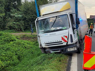 V Dolním Benešově narazil nákladní automobil do traktoru, o kousek dále pak došlo k další nehodě