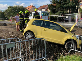 V ulici Českobrodská v Praze zasahují hasiči u nehody osobního auta v příkopu. Budou ho vyprošťovat…