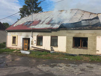 Požár v Kunkovicích zničil střechu rodinného domu, hrozí její zřícení