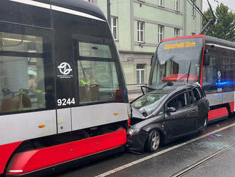 V ulici Čuprova v Praze zasahují hasiči u nehody tramvaje a osobního auta.