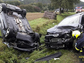 Mezi Bojanovicemi a Rabí havarovala dvě osobní vozidla. Jedno v příkopu, druhé je na střeše také v…