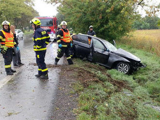 Hasiči zasahují u nehody na silnici 37 v Chrudimi, směrem na Slatiňany. Jedná se o kolizi vozu, se…