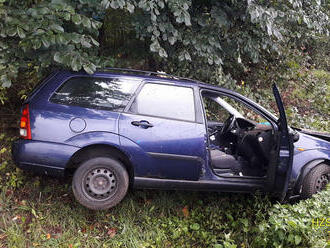 Na silnici 20 u Spáňova vyprošťují hasiči jednu osobu z havarovaného osobního automobilu. Vozidlo…