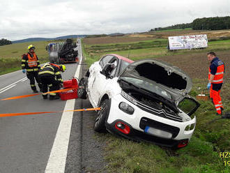 Za Horní Lukavicí ve směru na Přeštice se střetly dva nákladní a jeden osobní automobil. Hasiči…