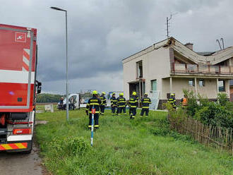 Hasiči zasahují v Oseku nad Bečvou, kde se jednomu z rodinných domů propadla střecha. Nyní…