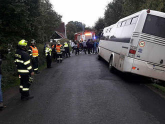 V Rychnově na Moravě zasahovaly tři jednotky hasičů u kolize autobusu. Řidič se měl pravděpodobně…