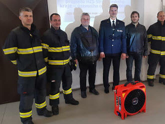 Profesionální hasiči z Dobříše a Sedlčan mají nový bateriový ventilátor pro odvětrávání kouře a nebezpečných plynů