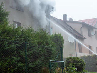 Požár rodinného domku v Komorní Lhotce likvidovaly čtyři hasičské jednotky, jedna osoba se nadýchala kouře