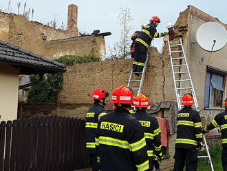 Hasiči museli v Nemoticích zbořit chátrající dům, ohrožoval okolí