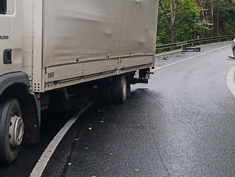 Dopravní nehoda nákladního a osobního automobilu zcela uzavřela silnici 20 z Karlových Varů na…