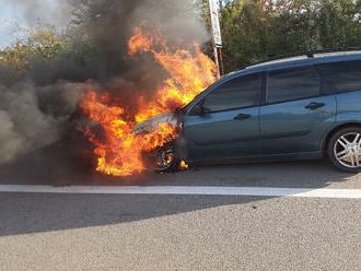 Hasiči likvidovali požár motorové části osobního vozidla na dálničním přivaděči u Podolí. Do boje…