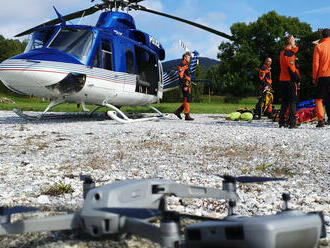 Hasiči-lezci z Olomouckého kraje trénují záchranu osob z lanovky. Pomáhá i vrtulník z Jihomoravské­ho kraje