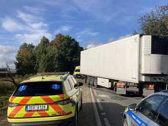 Mezi Poličkou a Svitavami došlo k nehodě dvou osobních vozidel s nákladním, dva lidé jsou zranění