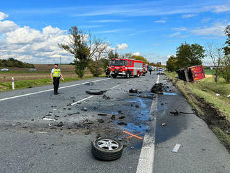 U Jenišovic hasiči vyprošťovali člověka po nehodě osobního vozidla s nákladním, zraněním na místě podlehl