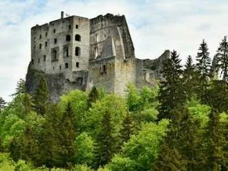 Vstup na kráľovský strážny hrad Likava s prístupom na Huniadyho vežu.