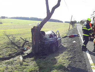 Na silnici 230 nedaleko obce Svahy havarovalo do stromu osobní auto. Jednu zaklíněnou osobu hasiči…