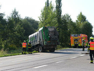 Ostravští hasiči zasahovali ve Svinově u tragické nehody auta seniora s popelářským vozidlem