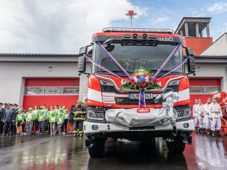 Ve Ždírci nad Doubravou mají hasiči dvojnásobnou radost, moderní Scania od THT parkuje v nové zbrojnici