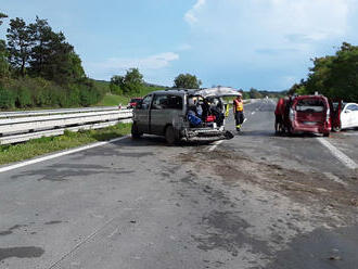 Složky IZS zasahují na 22. kilometru dálnice D2 ve směru na Bratislavu u nehody tří vozidel,…