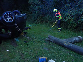 V Zádveřicích na Zlínsku skončil osobní automobil po nehodě na střeše, zraněni byli dva lidé