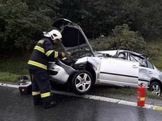 Na silnici 27 před Plasy, ve směru od Plzně, se střetl kamion a osobní automobil Jedna osoba je v…