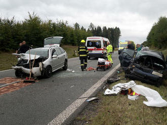 Při nehodě tří vozidel mezi obcemi Střítež a Výšinka na Trutnovsku bylo zraněno sedm lidí