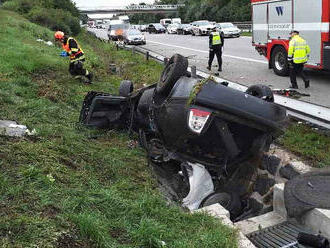 Na dálnici D1 u Rohlenky zasahují složky IZS u vážné nehody osobního automobilu. Dvě osoby jsou…