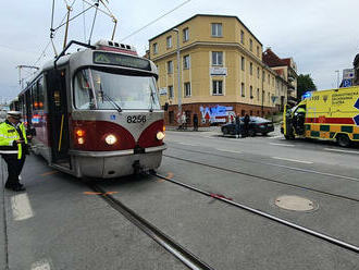 V Průběžné ulici v Praze hasiči zajišťují místo nehody pro střetu chodce s tramvají.