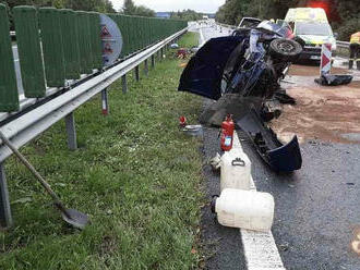 Hasiči zasahují u Loštic na D35, kde havarovalo osobní auto. Tři lidé se zranili, na místě si je…