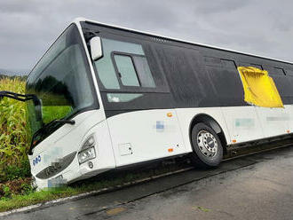 U Rovenska se převrátil autobus, hasiči evakuovali 38 dospělých i dětí