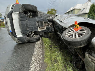 Tři lidé byli zraněni při dopravní nehodě na silnici I/56 v obci Ostravice, provoz je na místě…