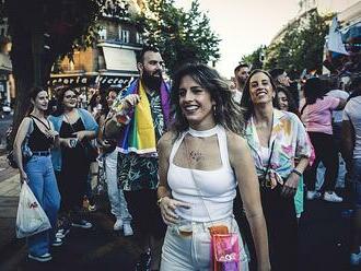 Ze mše na pride průvod 