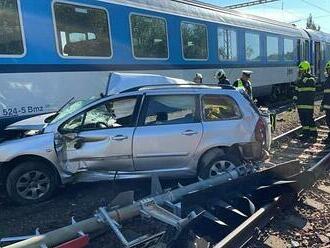 Osobní auto vjelo ve Velešíně pod vlak. Řidič vozu na místě zahynul