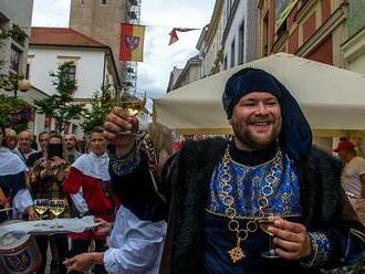 Sklenky cinkají, bubny víří. Znojmo po dvou letech pauzy slaví vinobraní