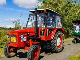 VIDEO: Jede traktor, je to Zetor. Sraz v Ohnišťanech vyvrcholil spanilou jízdou