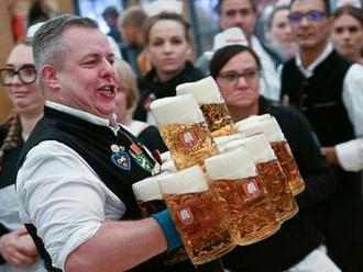 V Mnichově odstartoval Oktoberfest. Nedočkavci čekali u vstupu od brzkých hodin