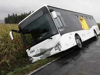 Na Šumpersku boural autobus s dětmi, dva zranění