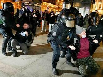 Reakce na Putinovu mobilizaci: Policie zatýká demonstranty, mizí letenky ze země