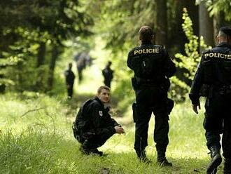 Houbařka u Nezvěstic sjela ze svahu a uvízla na kořeni. Našla ji policie