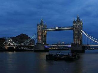 Dezinformátoři šíří lež o Tower Bridge. V noci po něm neprošly tisíce vojáků