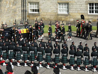 Rakva kráľovnej Alžbety II. je v katedrále v Edinburghu, zostane tu 24 hodín