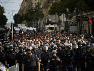 Násilnosti v Marseille si vyžiadali zranených policajtov aj fanúšikov, zadržali 17 ľudí