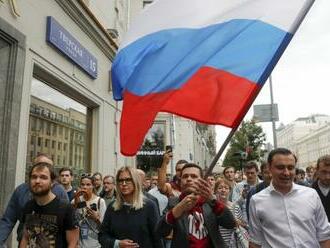 Navaľného spojenec vyzýva Rusov na protestnú akciu a podpálenie vojenských komisariátov, sľubuje im aj pomoc