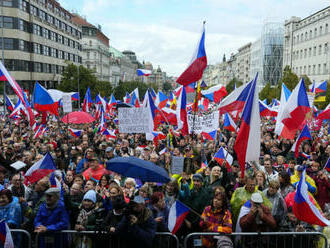 Tisíce ľudí na proteste v Prahe žiadali rezignáciu vlády. Odmietajú tiež členstvo v EÚ, NATO aj WHO