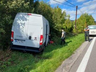 Vodič prevážal vo Fiate Ducato 19 Sýrčanov a nechcel zastaviť policajtom, za jazdy vyskočil z auta a ušiel